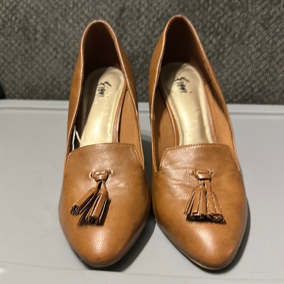 NWOB Fiona Tan Heels With tassels - Picture 3 of 6